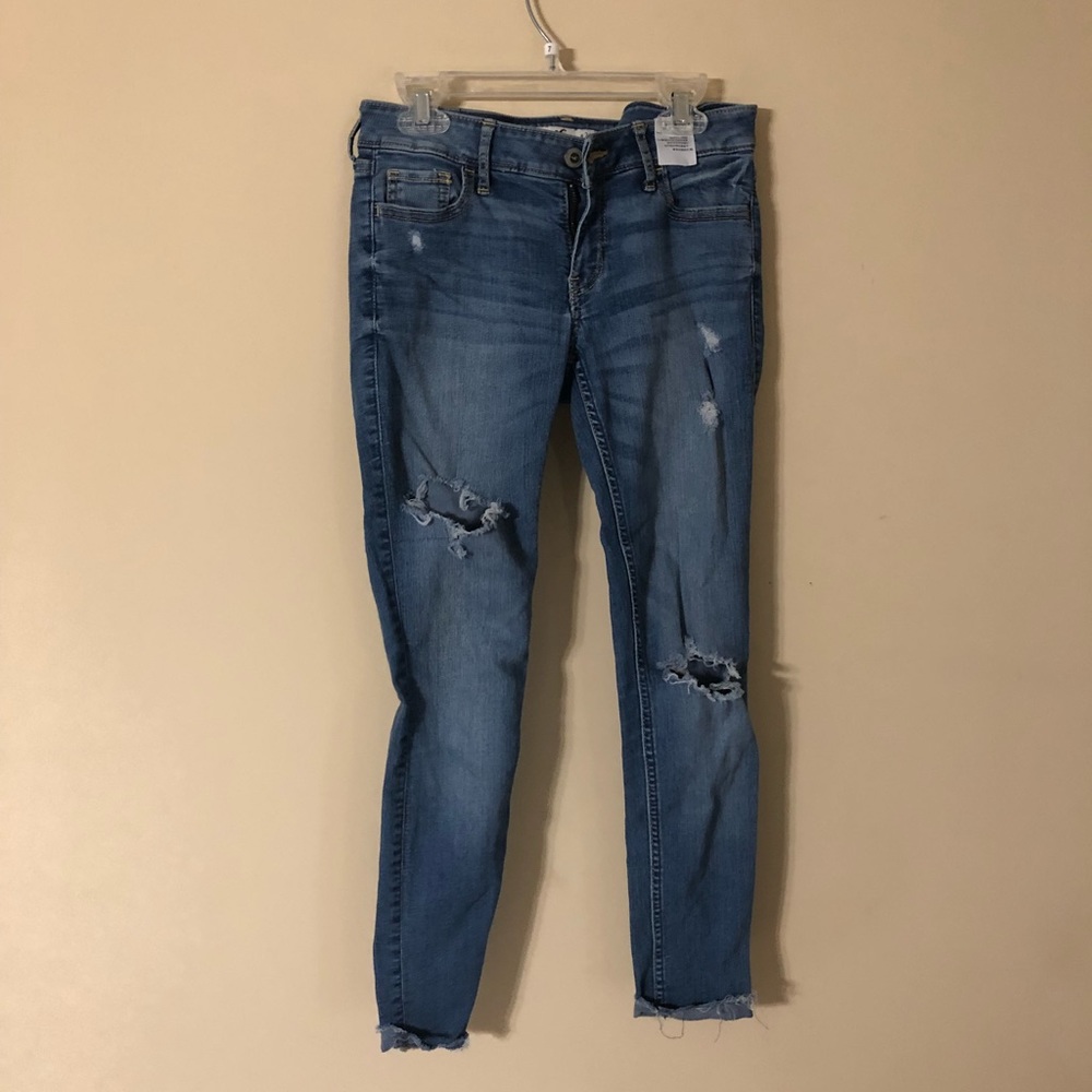 Skinny jeans with holes